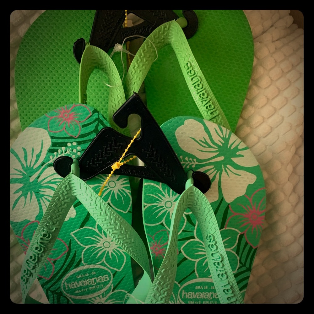 NWT 2 pairs Havaiana’s